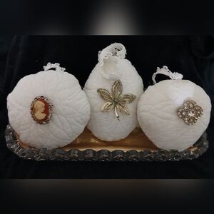 Elegant Cottagecore Vintage Quilted White Holiday Ornaments Set In Crystal Tray